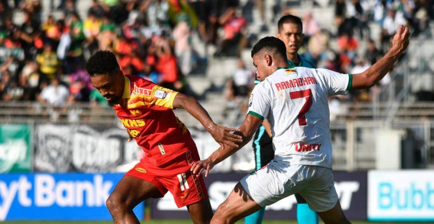 Pemain Selangor FC Alvin Mateus Fortes diasak pemain Kuching City FC Muhammad Ramadhan Saifullah Usman pada perlawanan Liga Super di Stadium Negeri, hari ini. Keputusan penuh perlawanan Kuching City FC 1-0 Selangor FC - fotoBERNAMA