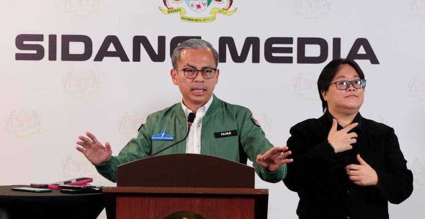 Menteri Komunikasi Datuk Fahmi Fadzil merangkap jurucakap Kerajaan Perpaduan ketika sidang media mingguan Kabinet di Menara Komunikasi hari ini.- fotoBERNAMA
