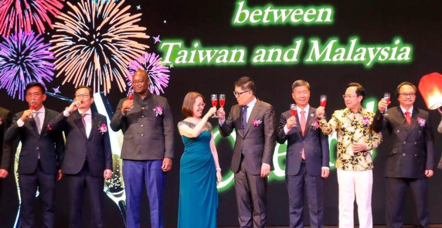 Yeh (fourth from left) hosted the 113th National Day Reception of the Republic of China in Kuala Lumpur. – PICS BY AMIRUL SYAFIQ/THESUN