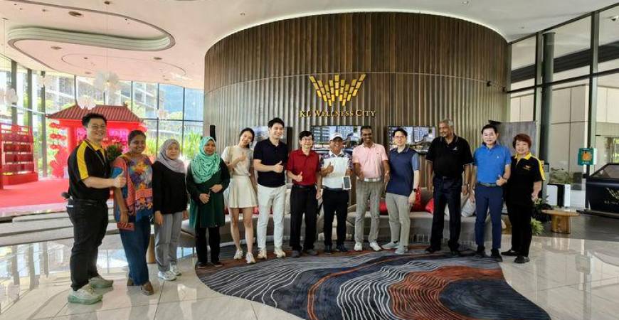 All “hole in One” contestants with KLWC Management Team. (From right: Irene Quah, Nursing Director, Datuk Dr Colin Lee, Executive Director Datuk Dr Jacob Thomas; Left 1: Datuk Seri Dr Vincent Tiew)