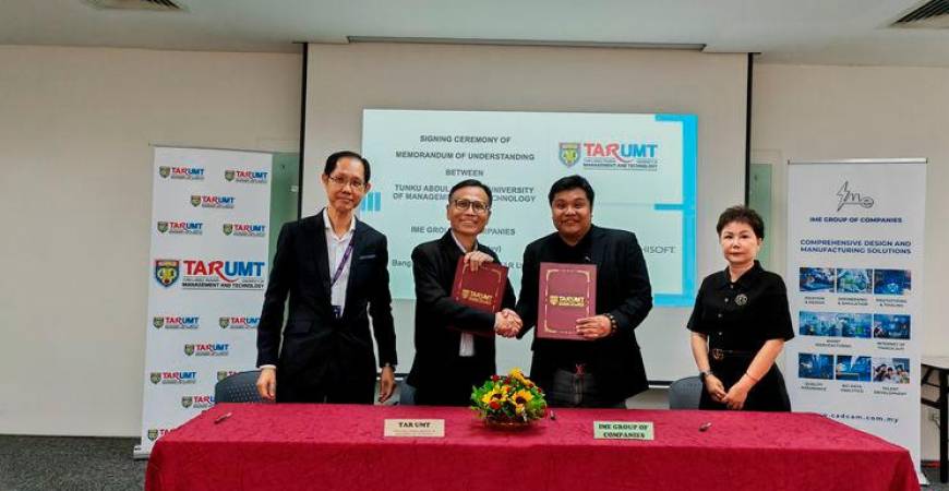 (Second to the keft) Prof Dr Lee posing with Teoh (third) at MOU signing ceremony. Also present Han Seng Kong, Dean of the Faculty of Built Environment) and Syllvia Ng, Head of Portfolio Management, IME