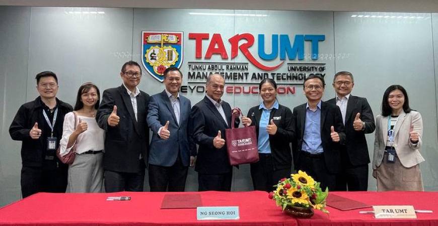 (from left to right): Dr Chan, Ng’s mother Yew Chee Yee, father Ng, Wong Cheng Siung, TAR UMT BOG member, Tan Sri Chan, Ng, Prof Dr Lee, Dr Chook Ka Joo, Vice-President of TAR UMT and Dean of FOAS.