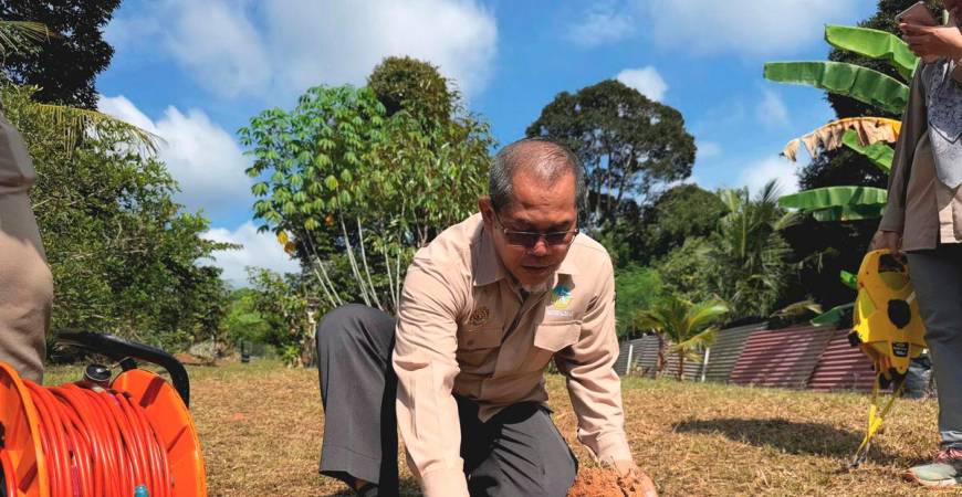 Senior Lecturer at the Faculty of Civil Engineering, Universiti Teknologi Malaysia (UTM), Dr Mohd Nur Asmawisham Alel, uses ABEM Terrameter LS 2 equipment — a resistivity system — to examine the underground structural conditions at the site of ground cracks on a resident’s farm in Jalan Buloh Kasap, Batu 2, here today. – BERNAMA