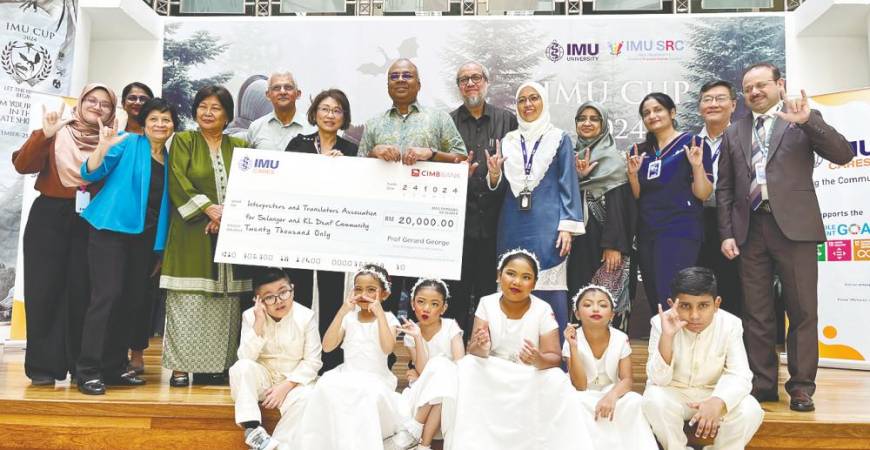 From left: Adibah Hakimi, author of book, Dr Dorothy D’Anne, advocate for the deaf community, Lim, Zubaidah, Suneet, Prof Khoo, Prof George and staff of IMU who supported the book project. Front row: deaf students from SK Pendidikan Khas, Jalan Peel, KL