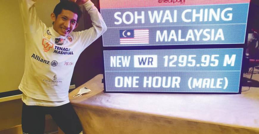 Soh next to his Guinness World Record achievement. – Courtesy of Soh Wai Ching