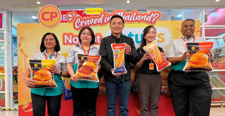 (From left) Lotus’s Malaysia’s corporate services executive director Azliza Azmel, Lotus’s Malaysia commercial director Lee, CP Foods president Montree, CP Foods vice president head of food business Watanee, Lotus’s Malaysia’s chief operations officer Neil Gurusamy are officiating the launch.