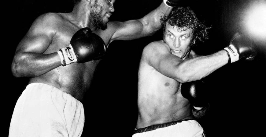 US Heavyweight boxer Joe Frazier (L) and British Heavyweight boxer Joe Bugner (R) fight at Earls Court Arena in London on July 2, 1973. Central Press/AFPPix