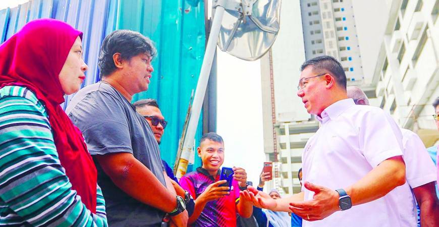 Nga speaking with residents who bought units at Residensi Hektar Gombak at the site of the project. – Adam Amir Hamzah/theSun