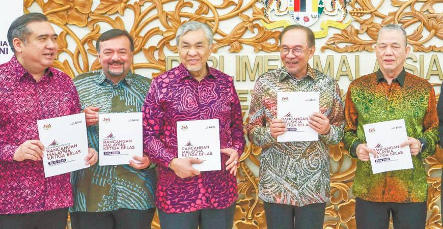 Anwar (second, right), Deputy Prime Ministers Datuk Seri Dr Ahmad Zahid Hamidi (third left) and Datuk Seri Fadillah Yusof (right), Transport Minister Anthony Loke (left) and Finance Minister II Datuk Seri Amir Hamzah Azizan displaying copies of the 13th Malaysia Plan. – Bernamapic