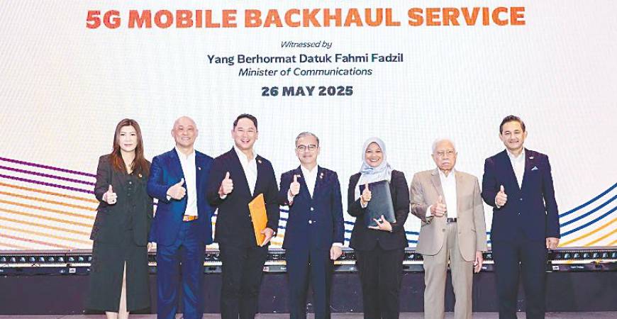 From left: U Mobile chief financial officer Sandy Tsang, Wong, U Mobile chief technology officer Woon Ooi Yuen, Fahmi, TM Global executive vice-president Khairul Liza Ibrahim, TM chairman Datuk Zainal Abidin Putih and TM CEO Amar Huzaimi Md Deris at the partnership signing ceremony.