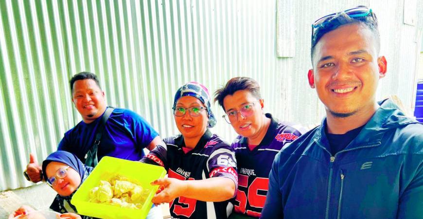 A group of Malaysian bikers enjoying durian in Thailand. – theSunpix