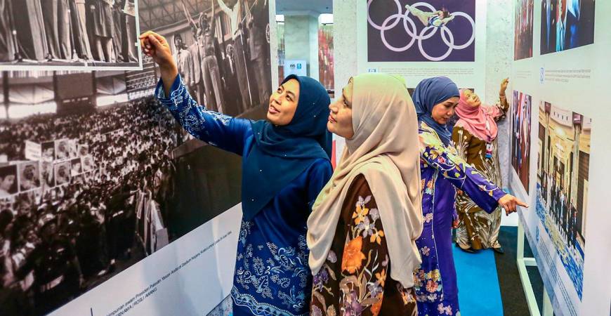 Media staff visiting a photography exhibition held in conjunction with the National Journalists’ Day 2025 celebration in Kuala Lumpur yesterday. – ADAM AMIR HAMZAH/THESUN