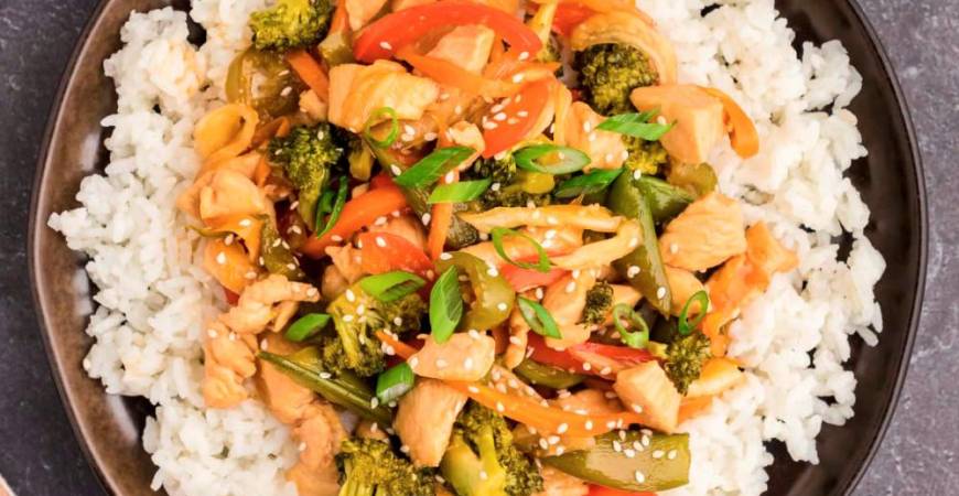 Tender chicken glazed in sweet garlic sauce served with crisp veggies and rice. – PIC FROM YOUTUBE @AMANDASCOOKING