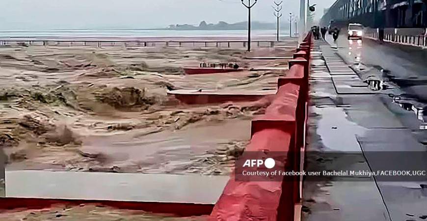 This handout screen grab taken from UGC video footage courtesy of Facebook user Bachelal Mukhiya taken and received on October 5, 2025 shows high tidal waves crashing Koshi Barrage at Bhardaha in Saptari district, Madhesh province after river Koshi overflowed owing to heavy rain showers. (Photo by Courtesy of Facebook user Bachelal Mukhiya,FACEBOOK,UGC / AFP) - AFP PHOTO/COURTESY OF FACEBOOK USER BACHELAL MUKHIYA/HANDOUT