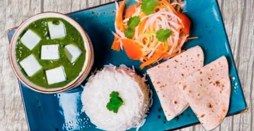 A chapati set with palak paneer.