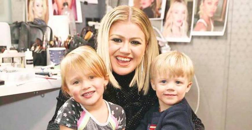 Clarkson with her kids, River Rose and Remington Alexander. – PEOPLE