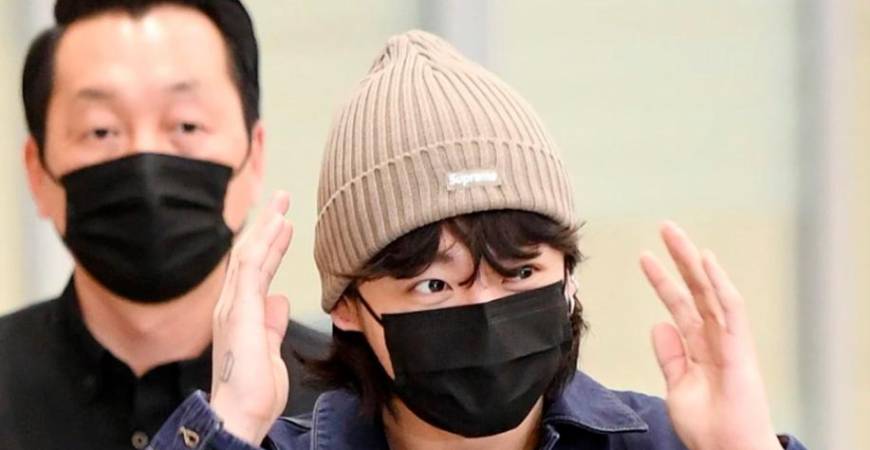 Jungkook reacting for cameras at Incheon Airport. – AllKpop