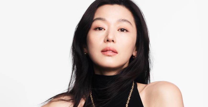 Jun is a South Korean actress and model.