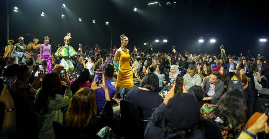 Celebrating fashion and championing Malaysian heritage and creativity on the runway.