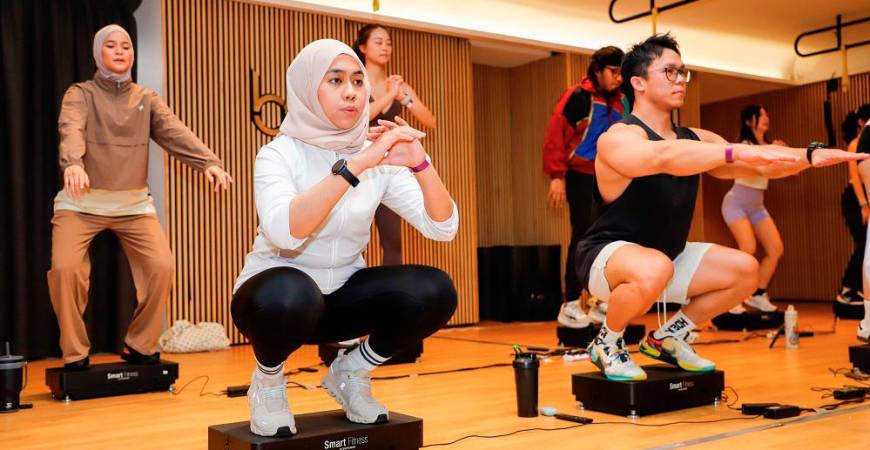 Led by a Babel Fit coach, guests at the launch event explore how the Smart Fitness device supports passive rope skipping through various workout styles.