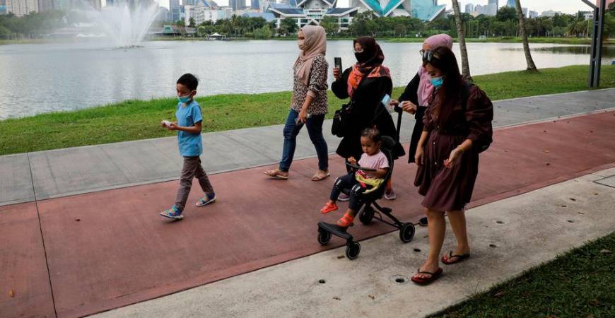 People wearing protective masks walk at a park, amid the coronavirus disease (Covid-19) pandemic, in Kuala Lumpur, Malaysia, September 27, 2021. REUTERSPIX