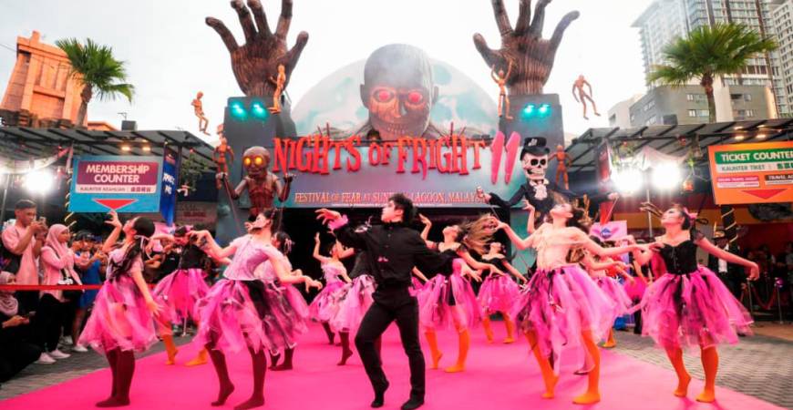 The night begins with a bang as scare actors and performers set the stage for NOF11’s spine-chilling launch at Sunway Lagoon.
