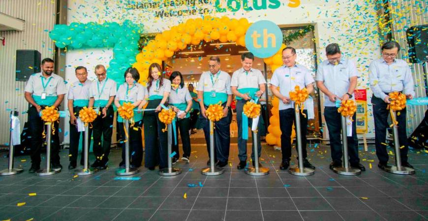 VIPs during the ribbon-cutting ceremony to commemorate the opening of Lotus’s Rimbayu.