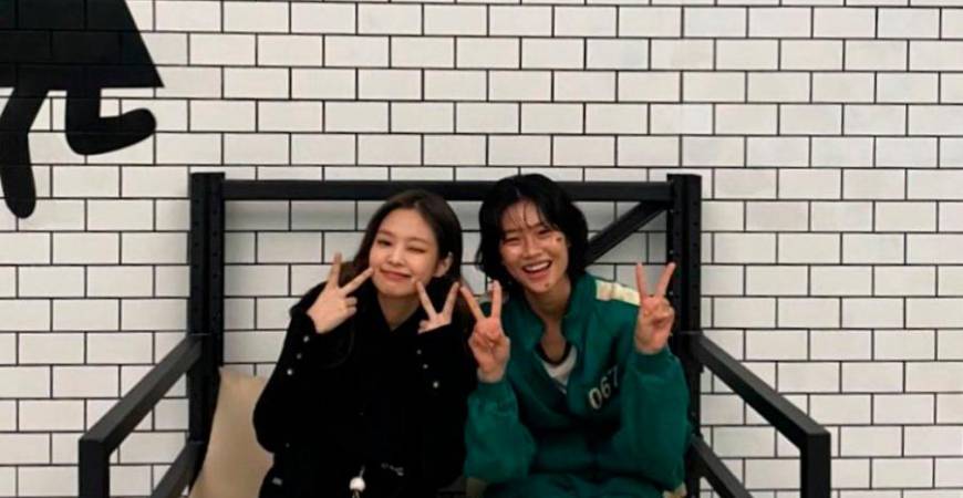 BLACKPINK Jennie (left) and Jung Ho Yeon posing for a picture. — PHOTO COURTESY OF JUNG HO YEON