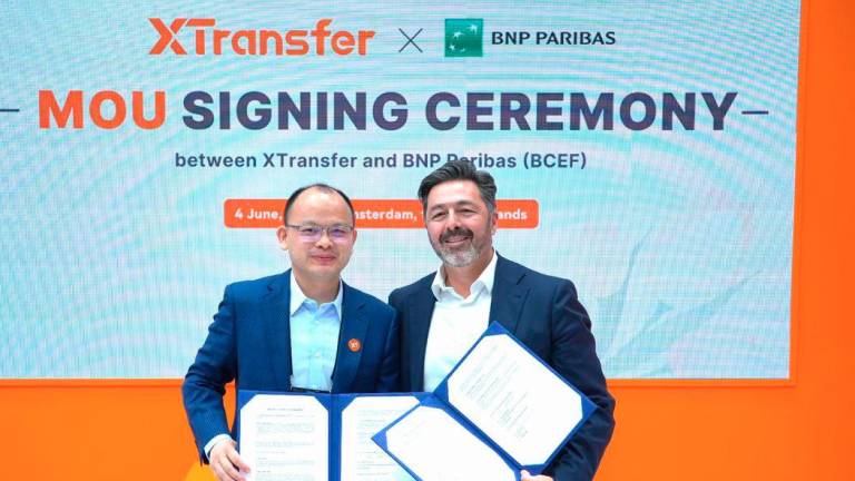 Bill Deng, Founder and CEO of XTransfer (Left), and Bruno Mellado, Global Head of Payments and Receivables at BNP Paribas (Right), at the ceremony.