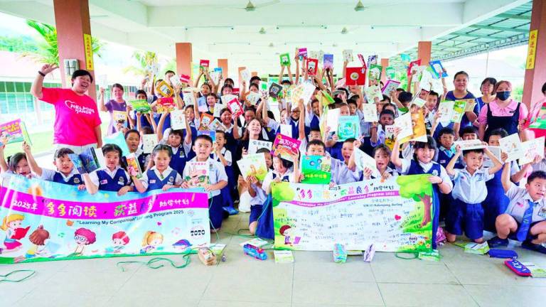 Students at SJK(C) Kalumpang in Kerling rejoice with the storybooks they received under the reading programme.