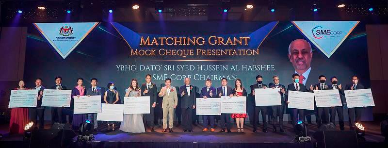 $!The Chairman of SME Corp personally presented grants totaling approximately three million Ringgit to LICTA’s winners to support their brand promotion, digitalization, and automation transformation goals.