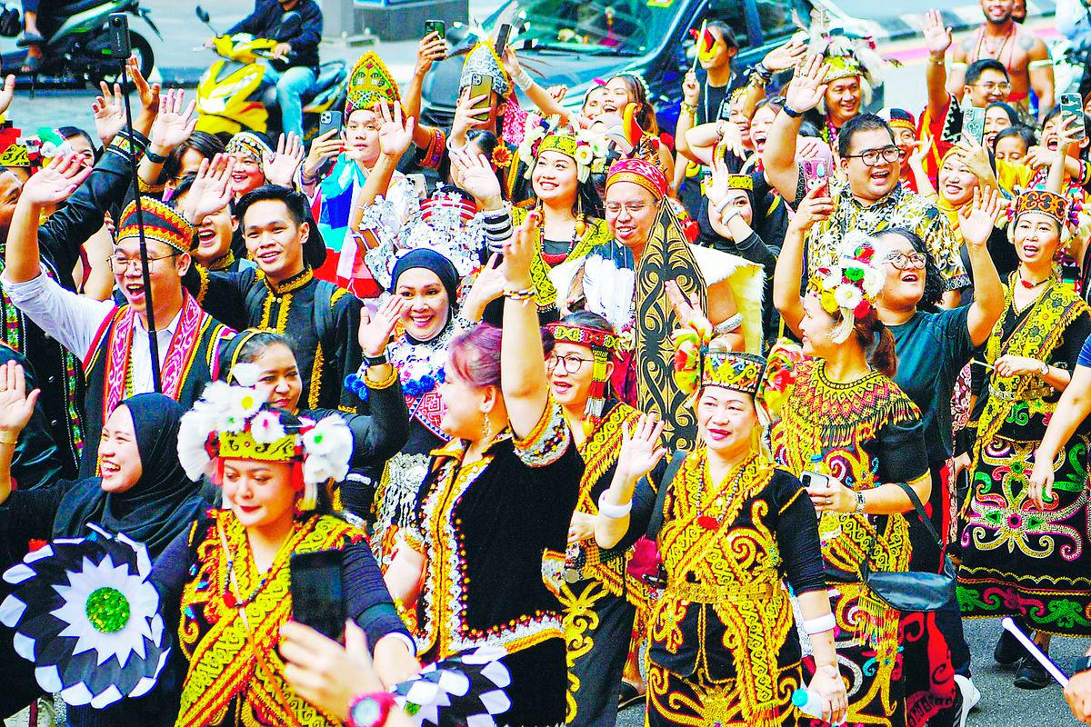 Festivals like Kaamatan and Gawai should be celebrated nationwide, just as Hari Raya, Chinese New Year or Deepavali. – BERNAMAPIC