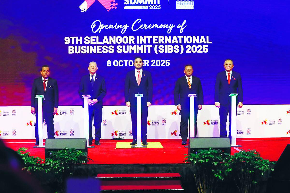 Fadillah (second from left), Tengku Amir Shaha and Amiruddin at the launch.
