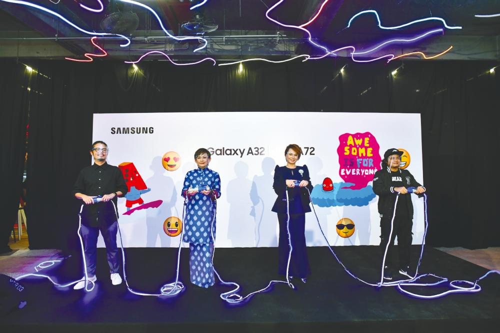 (From left) Luis Tseng, Co-Founder of REXKL, Elaine Soh, Chief Marketing Officer of Samsung Malaysia Electronics, Kim Lim, Managing Director of Universal Music Malaysia, and Lowkey, mural artist jointly launched the A Rising Star campaign.