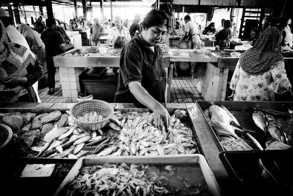 $!Due to financial constraint, Azizah Mohamad, 56, can only buy cheap fish at the wet market.