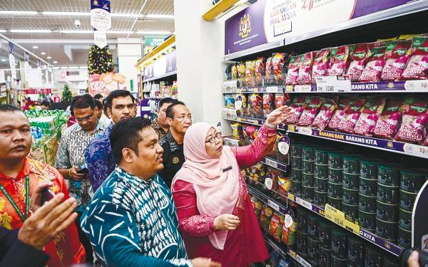 Deputy Domestic Trade and Costs of Living Minister Fuziah Salleh inspects “Buy Malaysian Goods” products during the launching of the Buy Malaysian Goods Campaign at a supermarket.–Bernamapix