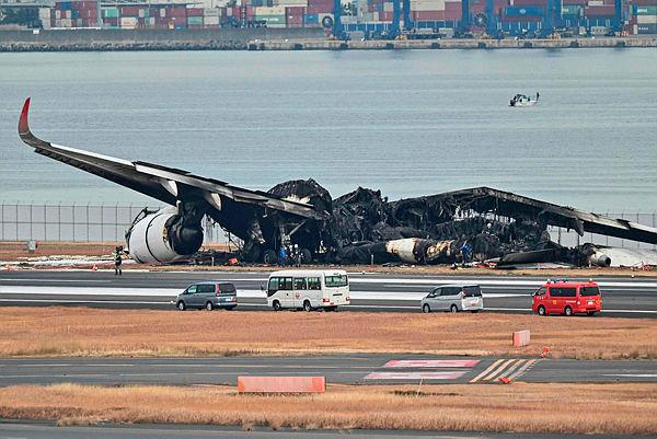 Wreckage of a Japan Airlines (JAL) passenger plane on the tarmac at Tokyo International Airport at Haneda in Tokyo–AFPPix