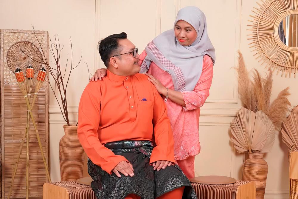 Ayu (right) has been a mother for 24 years. — PIC COURTESY OF SINEFOTO STUDIO $!Ayu (right) has been a mother for 24 years. — PIC COURTESY OF SINEFOTO STUDIO