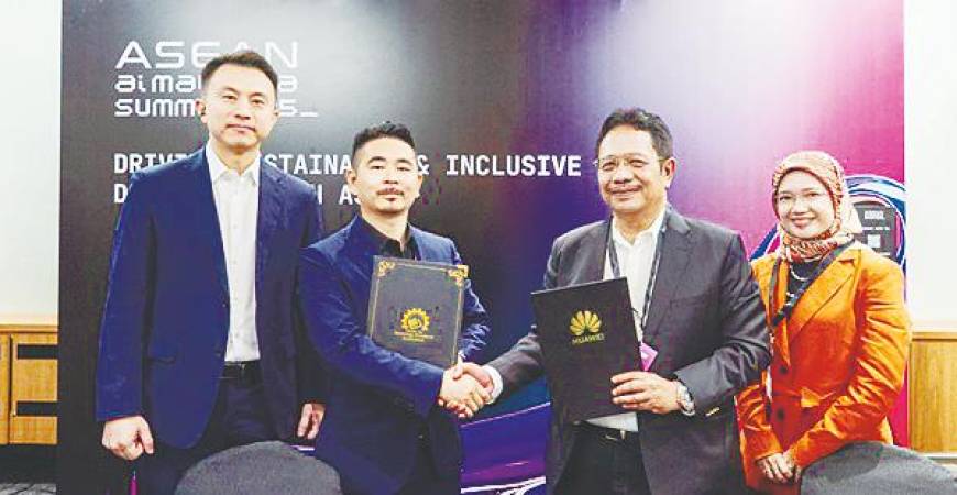 From left: Sun, Wan Wei, Syeed Mohd Hussien and Dayang Hanani at the MoU exchange ceremony.