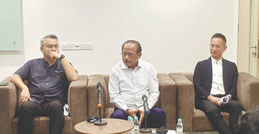 From left: Lim, Pertama Digital chairman Datuk Ahmad Nazri Abdullah and D-Ron Group CEO Ronnie Hun Tock Juan at the press conference.