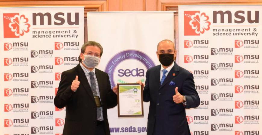 SEDA Acting Chief Strategic Officer TS Steve Anthony Lojuntin (left) presenting MSU President Professor Tan Sri Dato’ Wira Dr Mohd Shukri Ab Yajid with MSU’s first green certification.