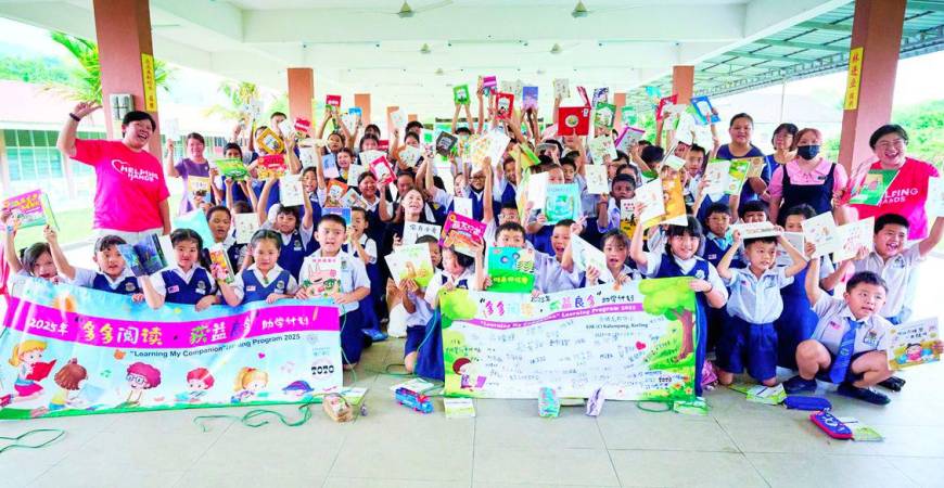 Students at SJK(C) Kalumpang in Kerling rejoice with the storybooks they received under the reading programme.