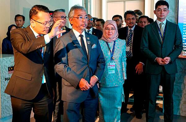 Yang di-Pertuan Agong Al-Sultan Abdullah Ri’ayatuddin Al-Mustafa Billah Shah dan Raja Permaisuri Agong Tunku Azizah Aminah Maimunah Iskandariah–fotoBernamaYang di-Pertuan Agong Al-Sultan Abdullah Ri’ayatuddin Al-Mustafa Billah Shah and Raja Permaisuri Agong Tunku Azizah Aminah Maimunah Iskandariah–Bernamapix