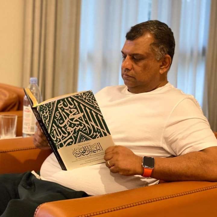 Netizens in awe after Tony Fernandes reads book on Prophet Muhammad