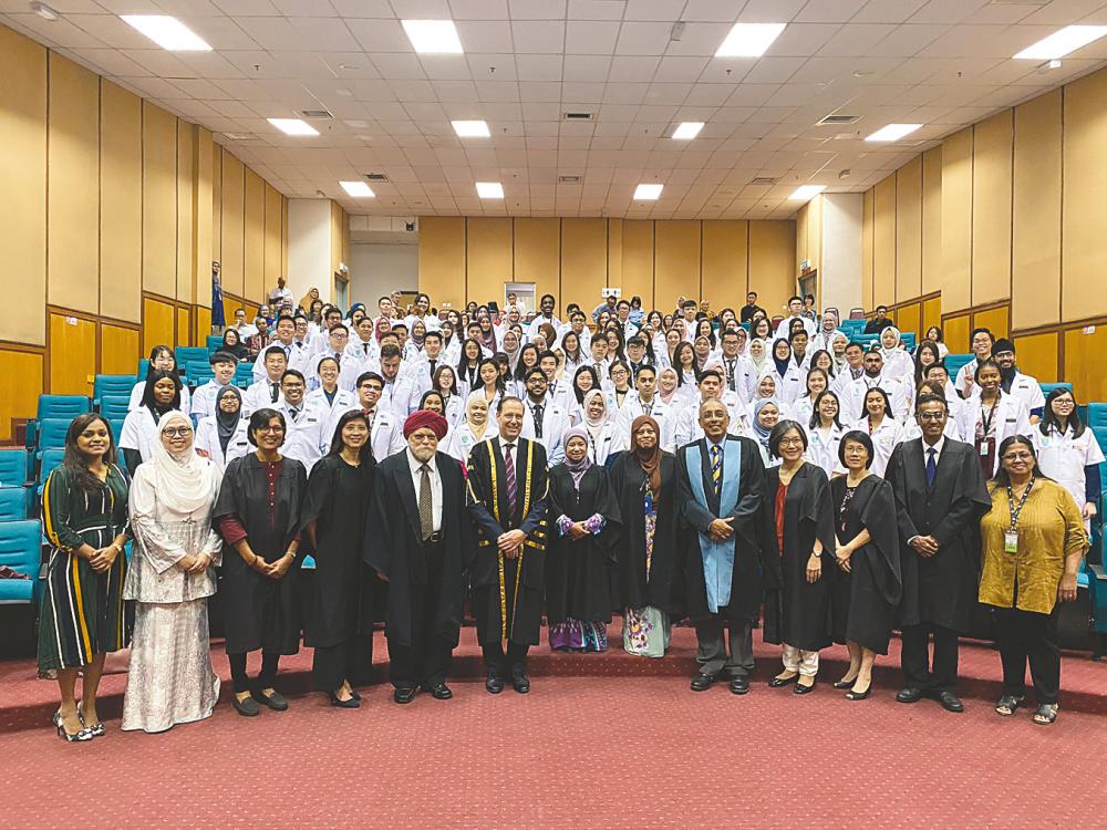 The VIPs, staff of RUMC and the class of 2020.