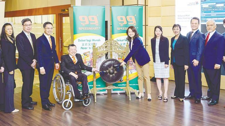 Lee (right) with 99 Speed Mart Retail executive director and CEO Lee Thiam Wah (fifth from left), and non-independent non-executive director Ng Lee Tieng (sixth from left) and other directors at the listing ceremony.