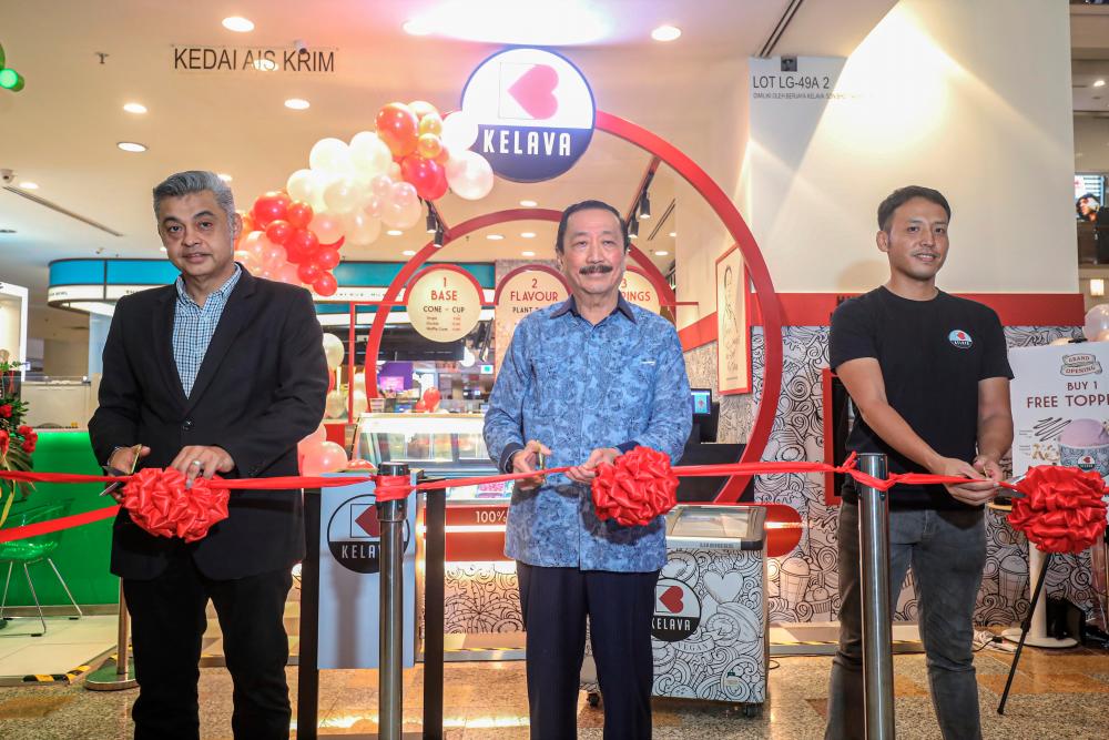 Tan (centre) flanked by Quays (left) and Azlan at the opening of Kelava’s first physical store in Malaysia at Berjaya Times Square. – ALL PIX BY AMIRUL SYAFIQ MOHD DIN/THESUN