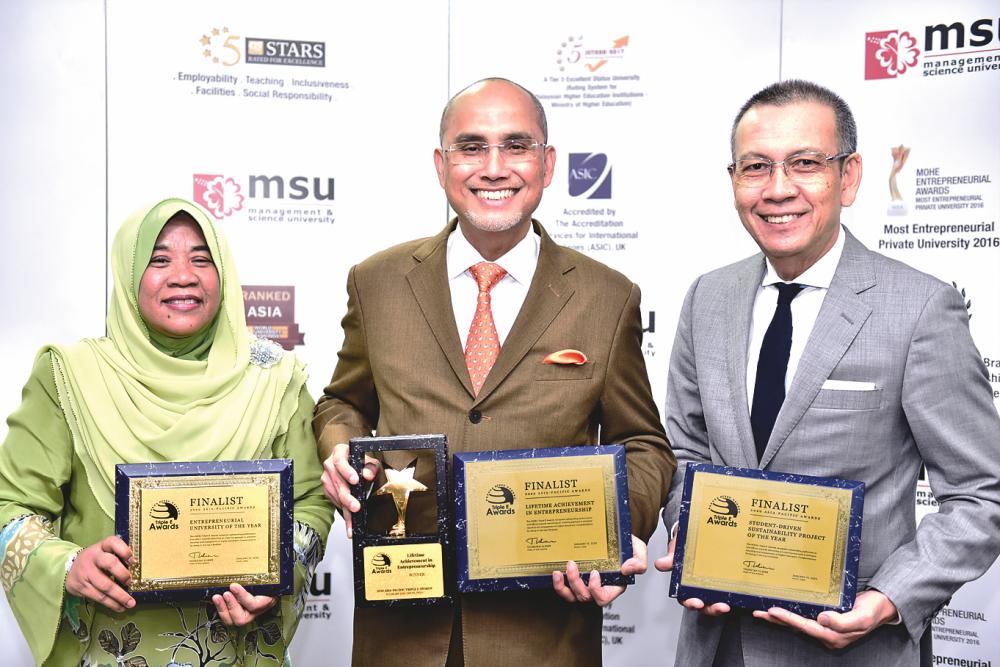 From left: MSU vice chancellor Prof Puan Sri Dr Junainah Abd Hamid, Mohd Shukri and MSU senior vice president for Endowment and Communication Datuk Rosli Yusof.