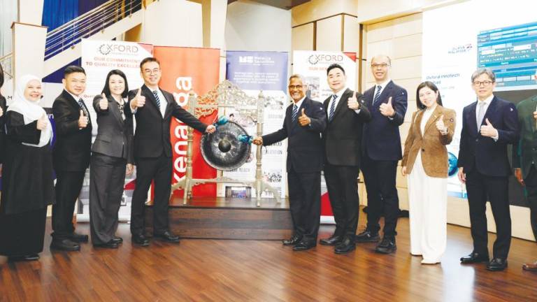 From left Oxford Innotech independent directors Kaoy Lay Min, Che Rogayah Sudin and Khoo Lay Tatt, executive director Lee Lai Chan, Ng, independent chairman Dr Hari Narayanan P. Ondiveeran, executive directors Oh Yen San and Teh Teng Wah, Malacca Securities managing director Lim Chia Wei, Kenanga Investment Bank corporate and institutional coverage director Datuk Kenny Yong and Wyncorp Advisory managing director Wong Yoke Nyen.