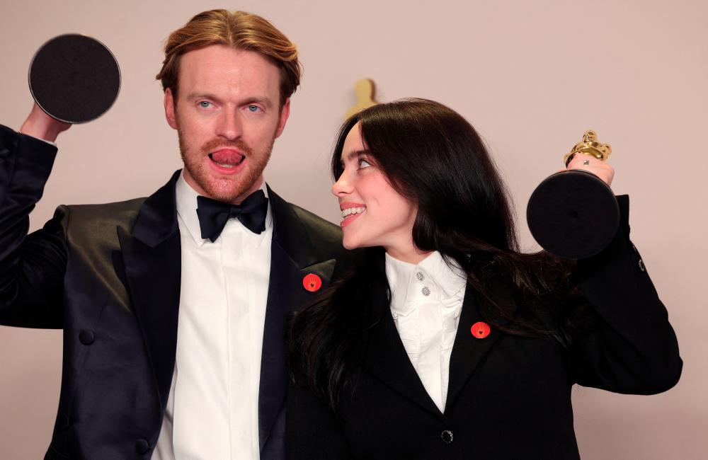 $!Billie Eilish and Finneas O’Connell pose with the Oscar for Best Original Song for “What Was I Made For?” from Barbie.–REUTERS/Carlos Barria
